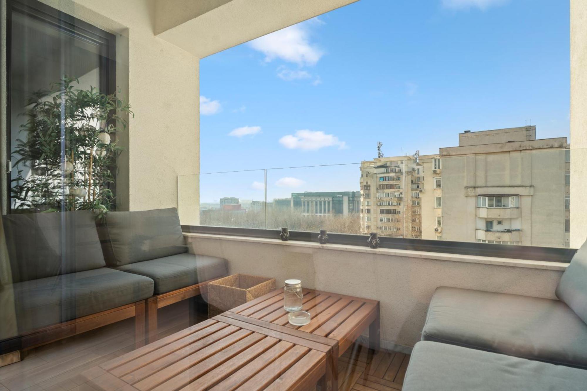 Union Plaza Balcony Bliss Apartment